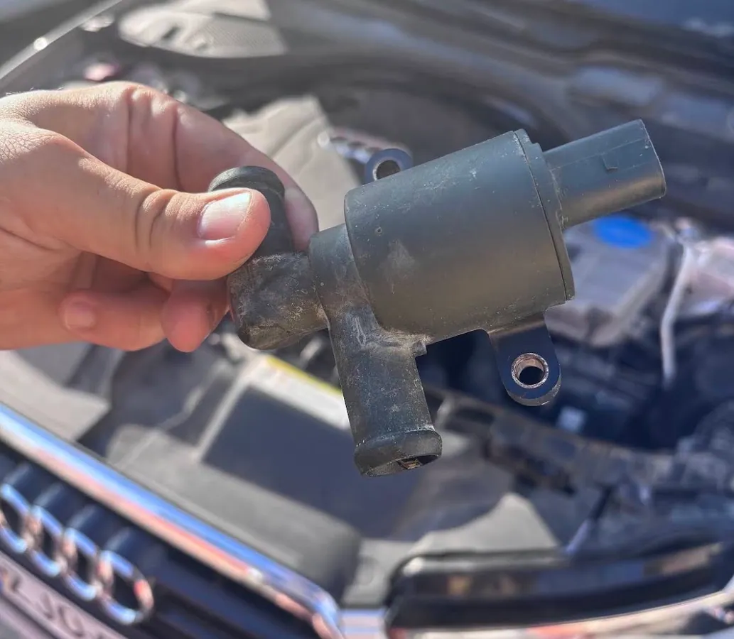 Audi A6 C7 2.0 TDI la repararea sistemului de răcire al cutiei CVT · 1