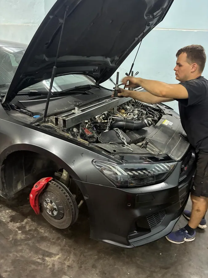 Automobilul clientului Tom Cruise în timpul verificării tehnice · 1