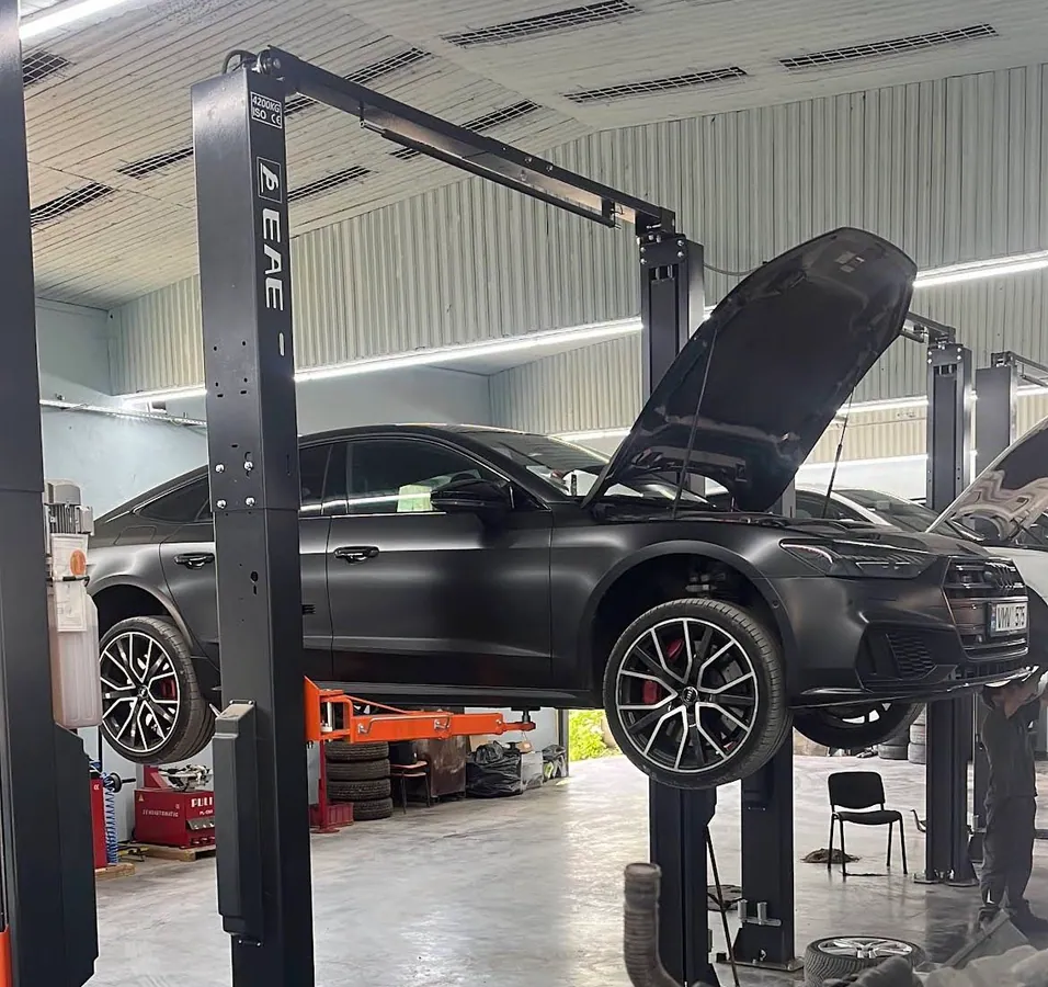 Automobilul clientului Tom Cruise în timpul verificării tehnice · 5