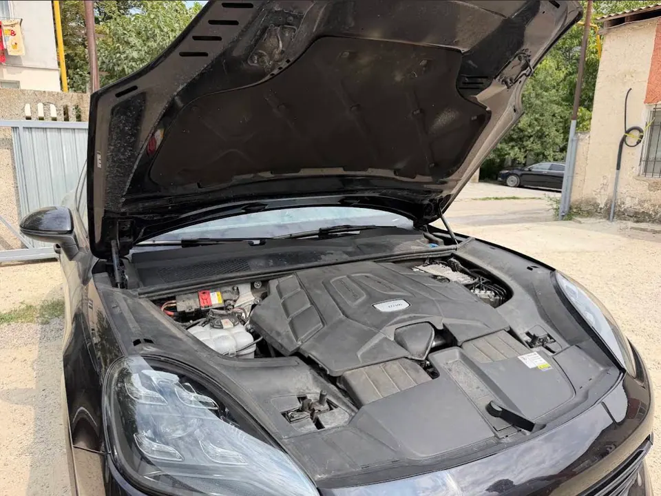 Porsche în service-ul BRAVO MOTORS din Chișinău · foto 1