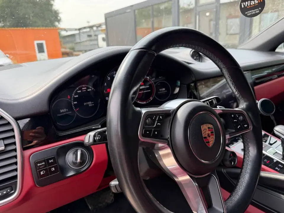 Porsche în service-ul BRAVO MOTORS din Chișinău · foto 2